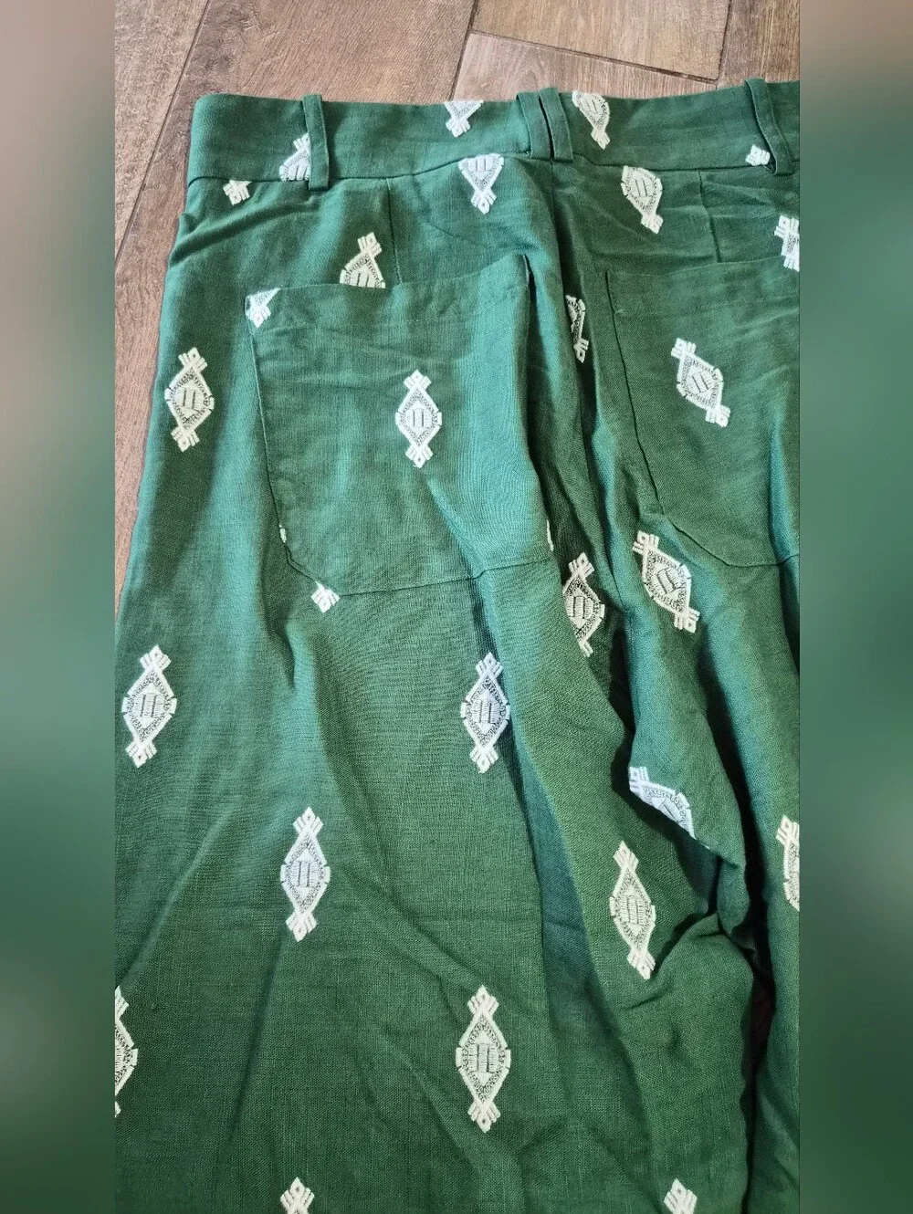 Zara Linen Blend Green With White Embroidered Cropped Pants Size Medium